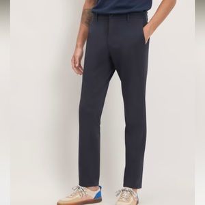 EVERLANE THE PERFORMANCE CHINO IN NAVY